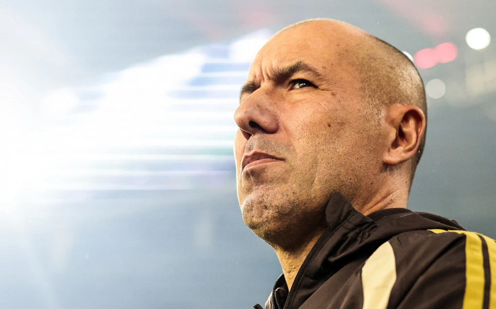 Leonardo Jardim orientando jogadores do Flamengo durante treino