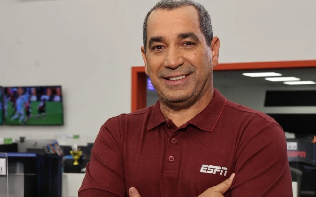 Zinho em estúdio como comentarista