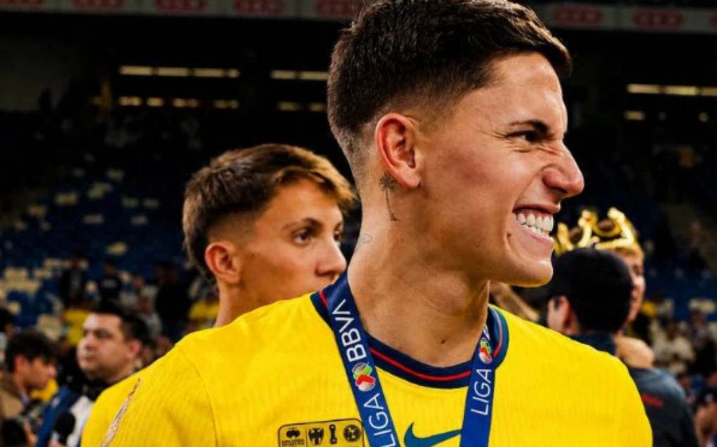 Brian Rodríguez em ação com a camisa do América do México em jogo