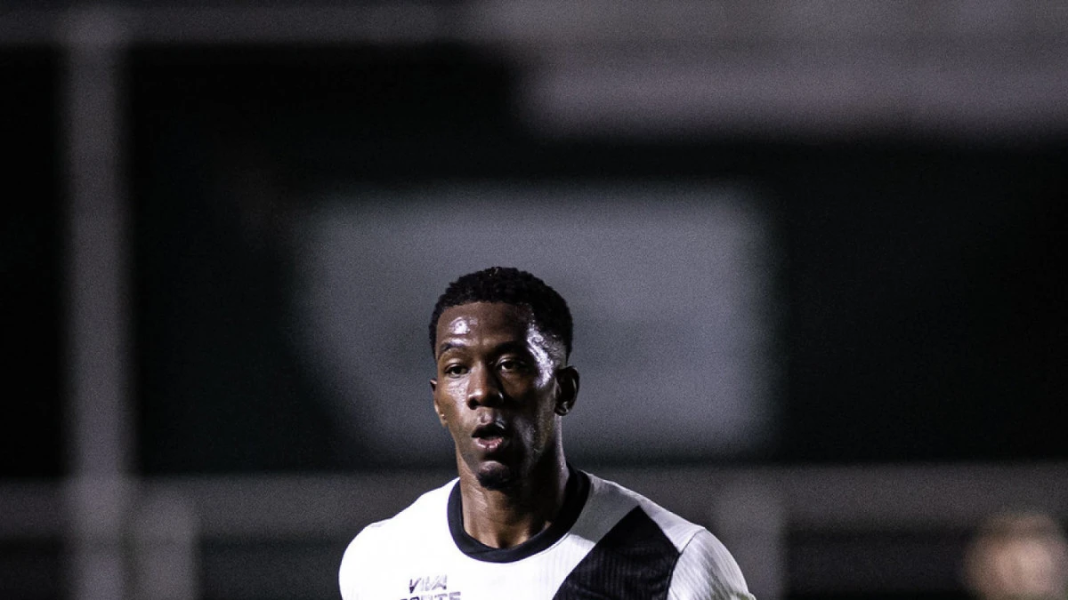 Carlos Cuesta vestindo a camisa do Vasco em ação durante partida