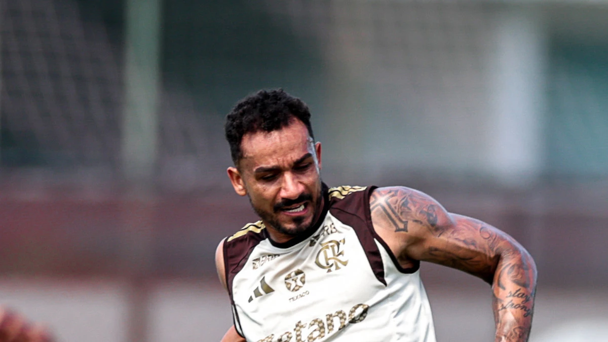 Danilo em treino com a camisa do Flamengo no campo