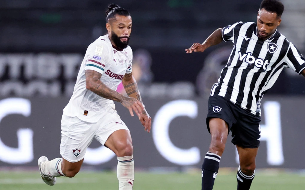 Danilo Pereira em ação pelo Botafogo no Nilton Santos durante clássico contra o Fluminense
