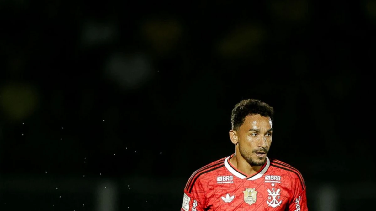 Danilo com a camisa do Flamengo em ação na partida contra o Mirassol