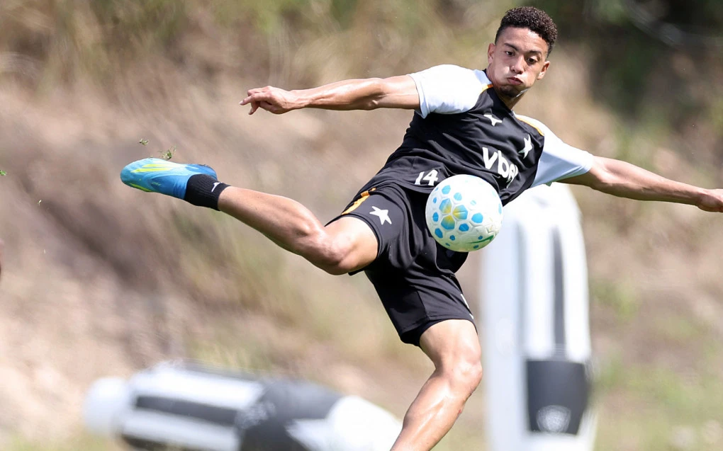 Jordan Barrera em treino com camisa do Botafogo, observando o campo