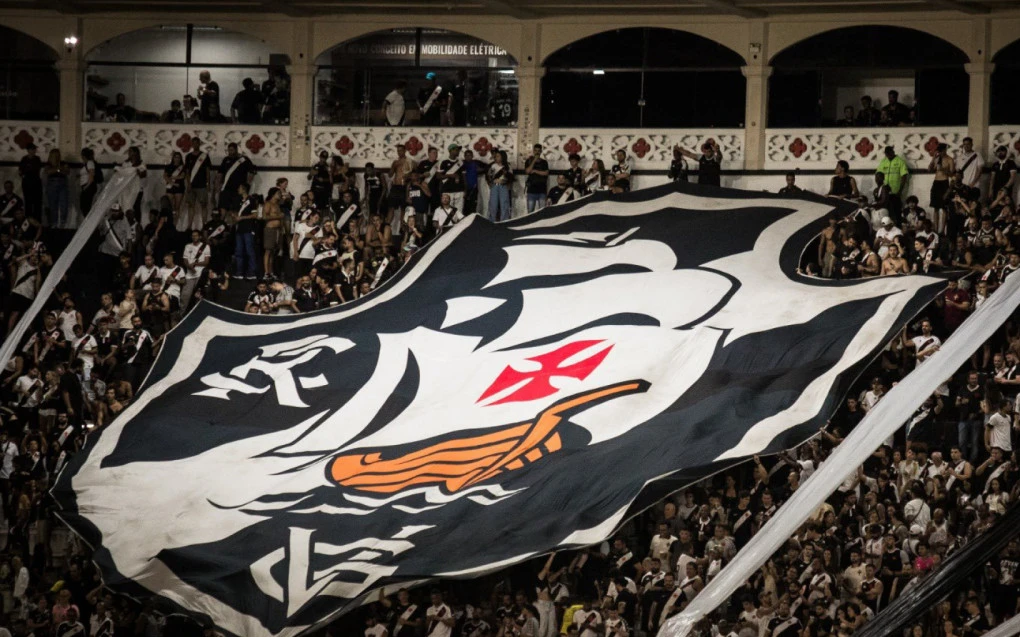 Torcida do Vasco com mosaico do escudo no estádio São Januário
