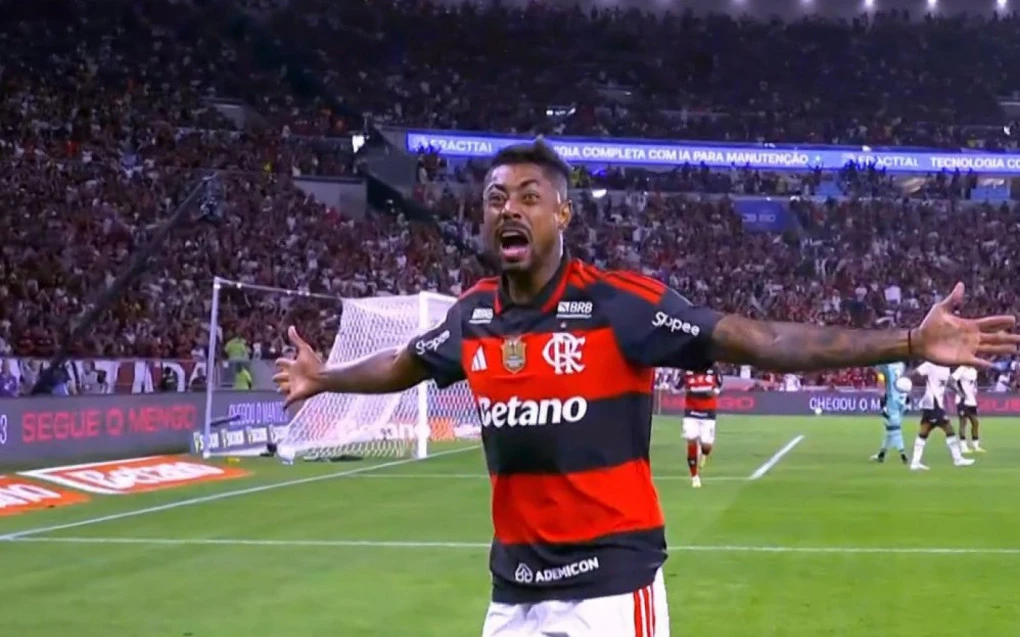 Bruno Henrique comemorando gol com os braços abertos no Maracanã