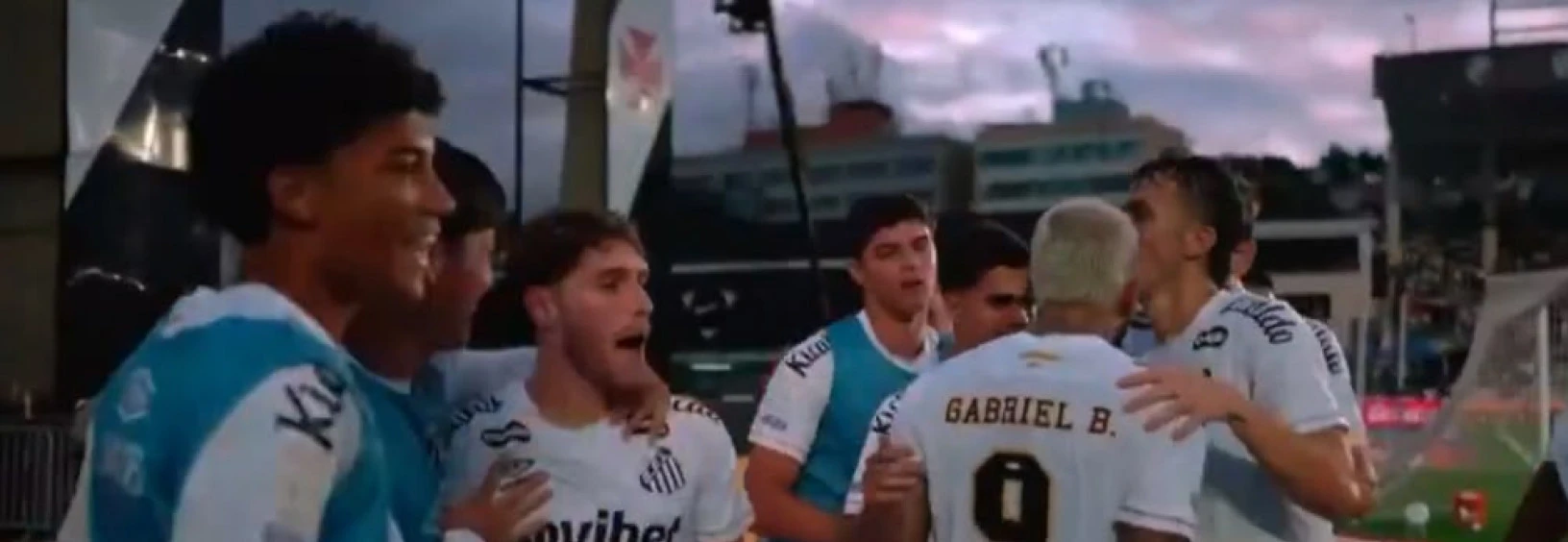 Jogadores do Santos comemorando no gramado