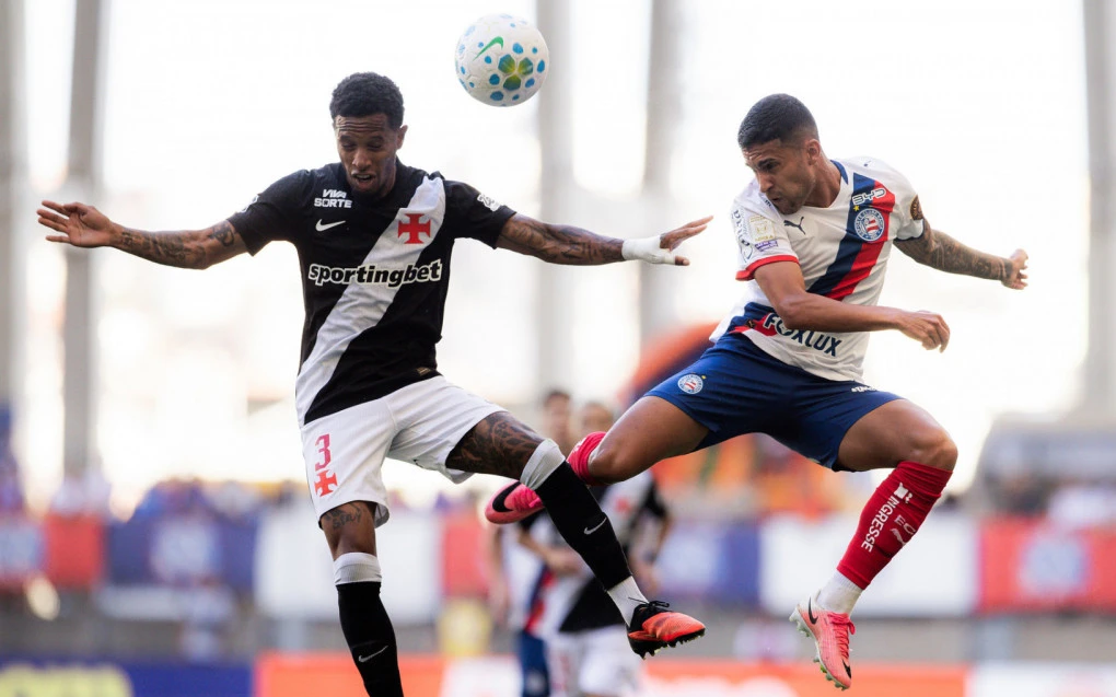Jogadores de Vasco e Bahia disputam lance na Arena Fonte Nova