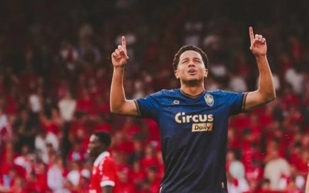 Anthony Valencia em ação com a camisa do Royal Antwerp no futebol belga
