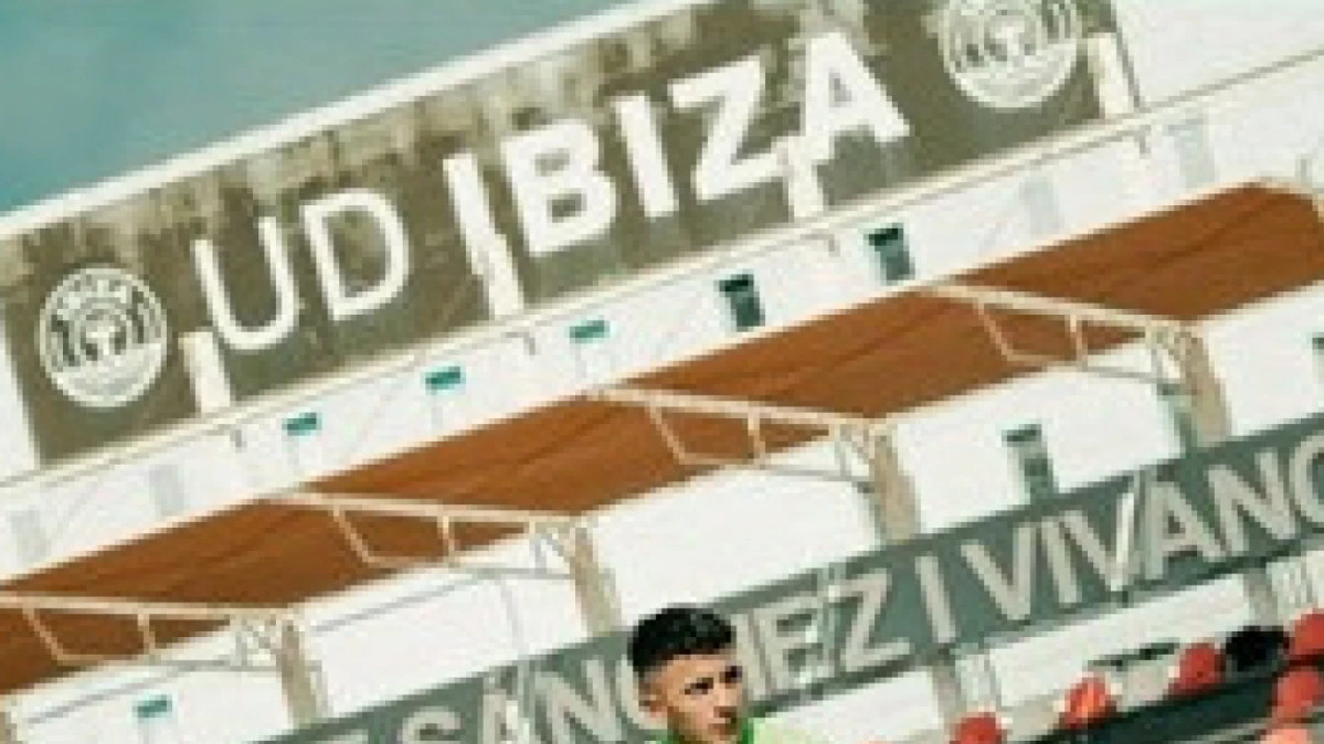Thiago Almada treinando com bola durante as férias na Espanha