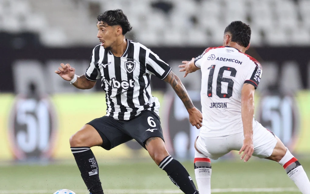 Botafogo perde para Athletico após erros na saída de bola pelo Brasileirão