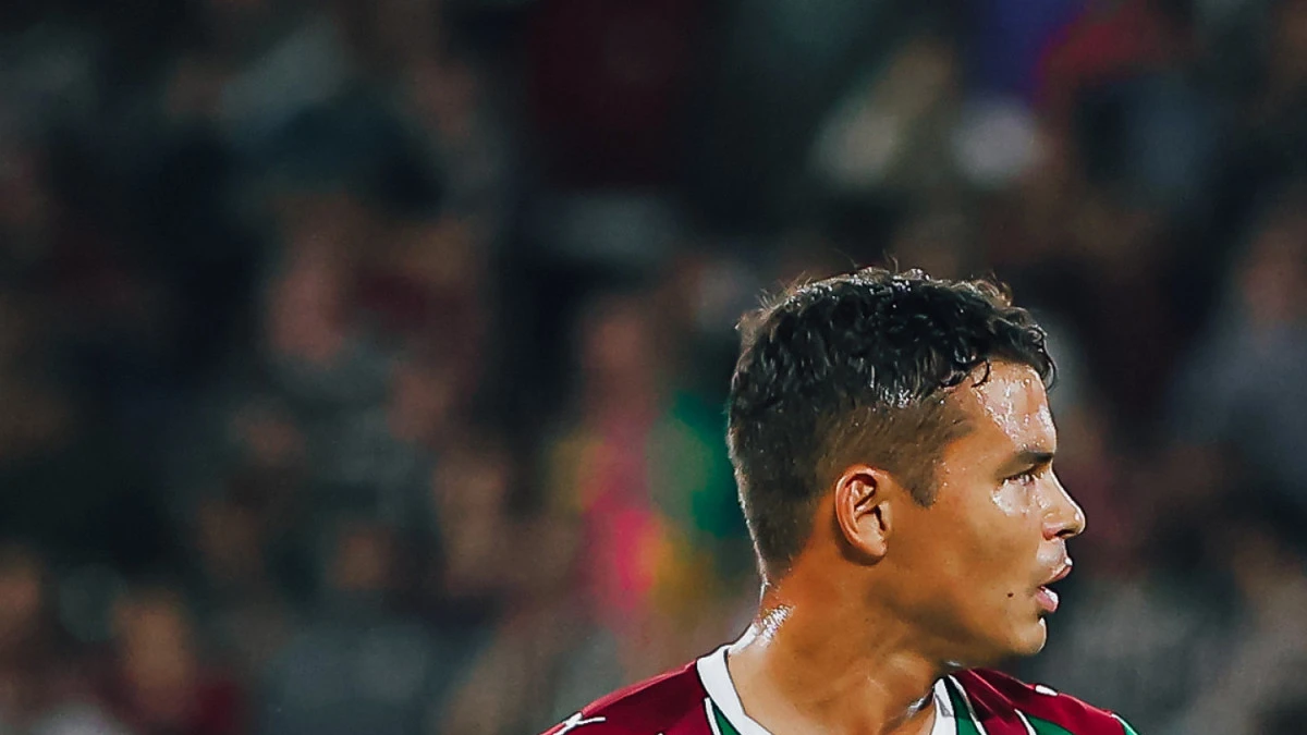 Thiago Silva com a camisa do Fluminense em campo durante a partida