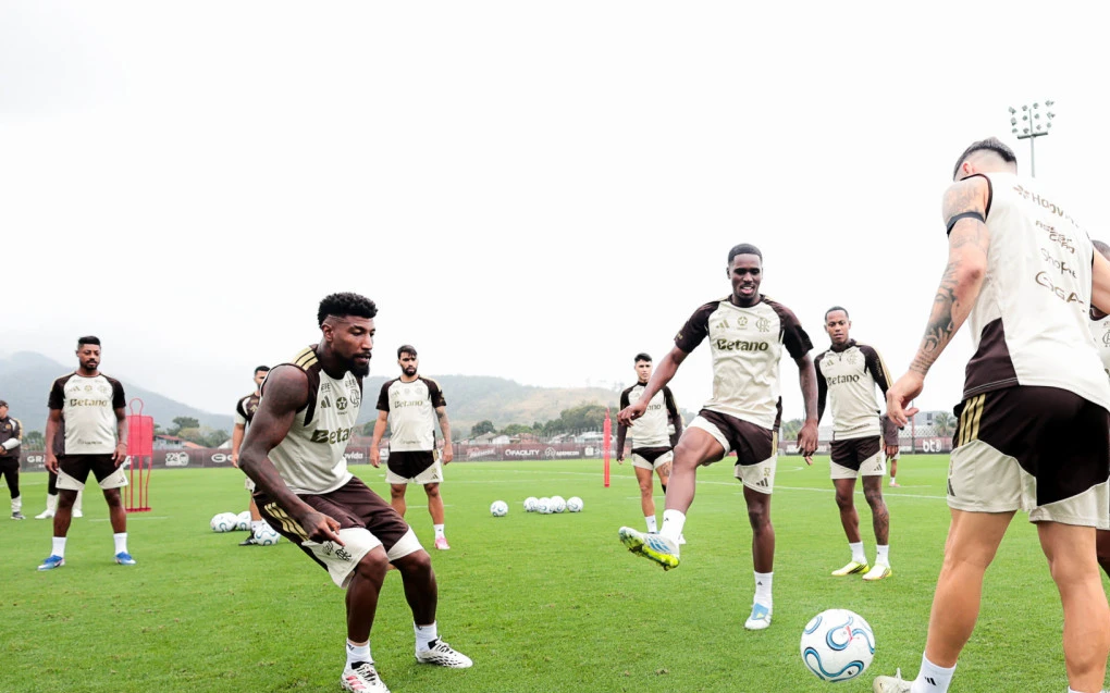 Evertton Araújo durante treino no CT Ninho do Urubu, comemorando marca de 100 jogos pelo Flamengo