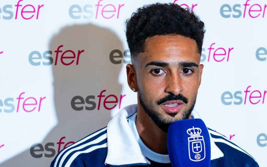 Chris Ramos em coletiva de apresentação com a camisa do Real Oviedo