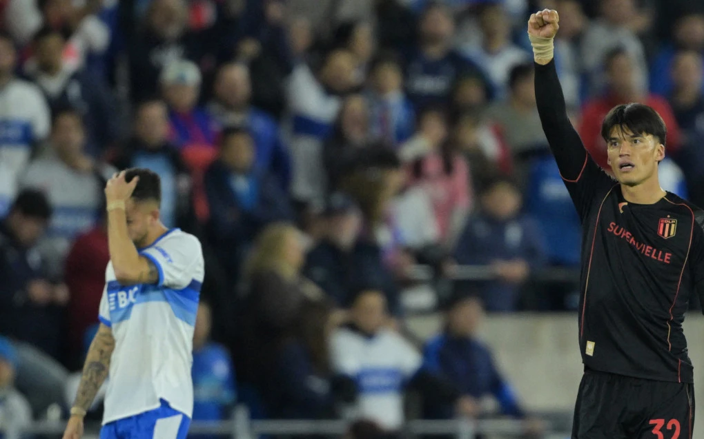 Joaquín Correa comemorando o gol com a camisa do Estudiantes