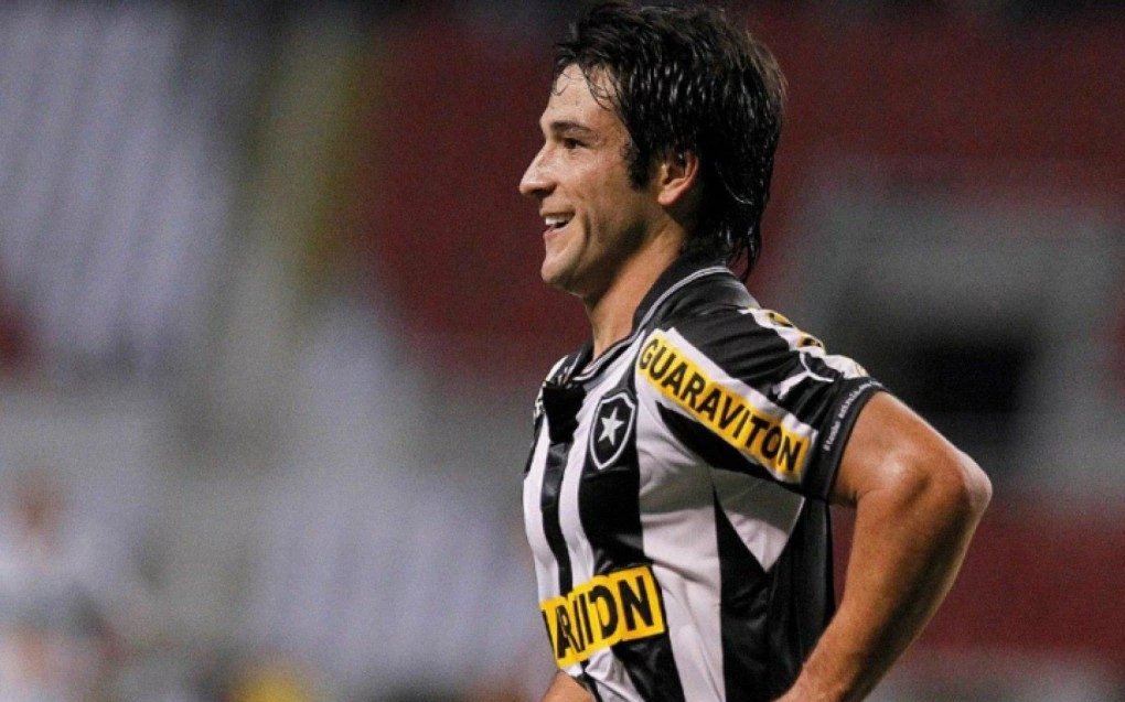 Nicolás Lodeiro em ação com a camisa do Botafogo em campo