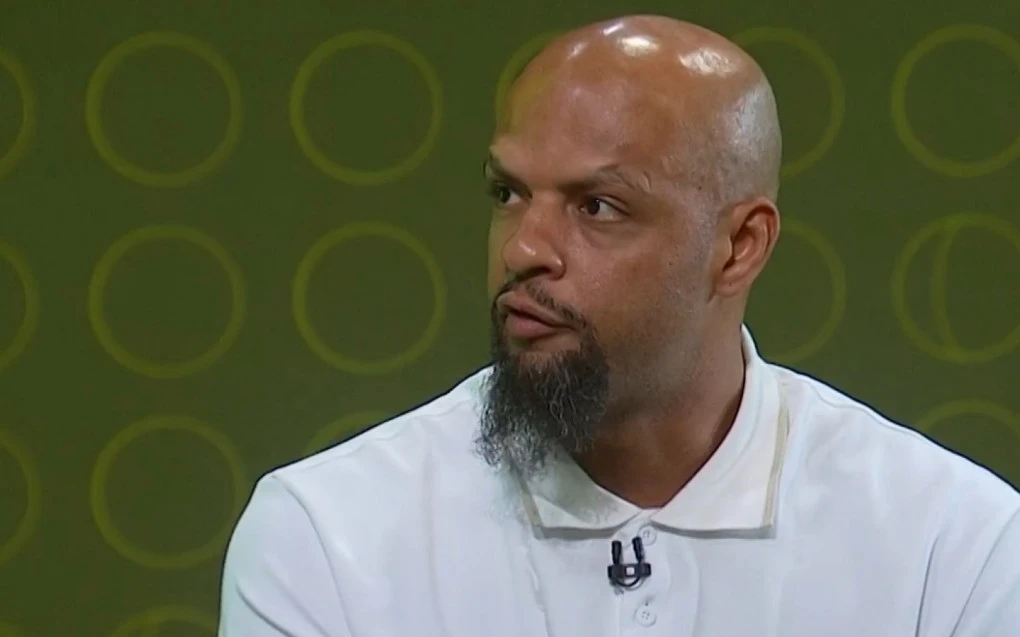 Felipe Melo falando durante entrevista com fundo neutro