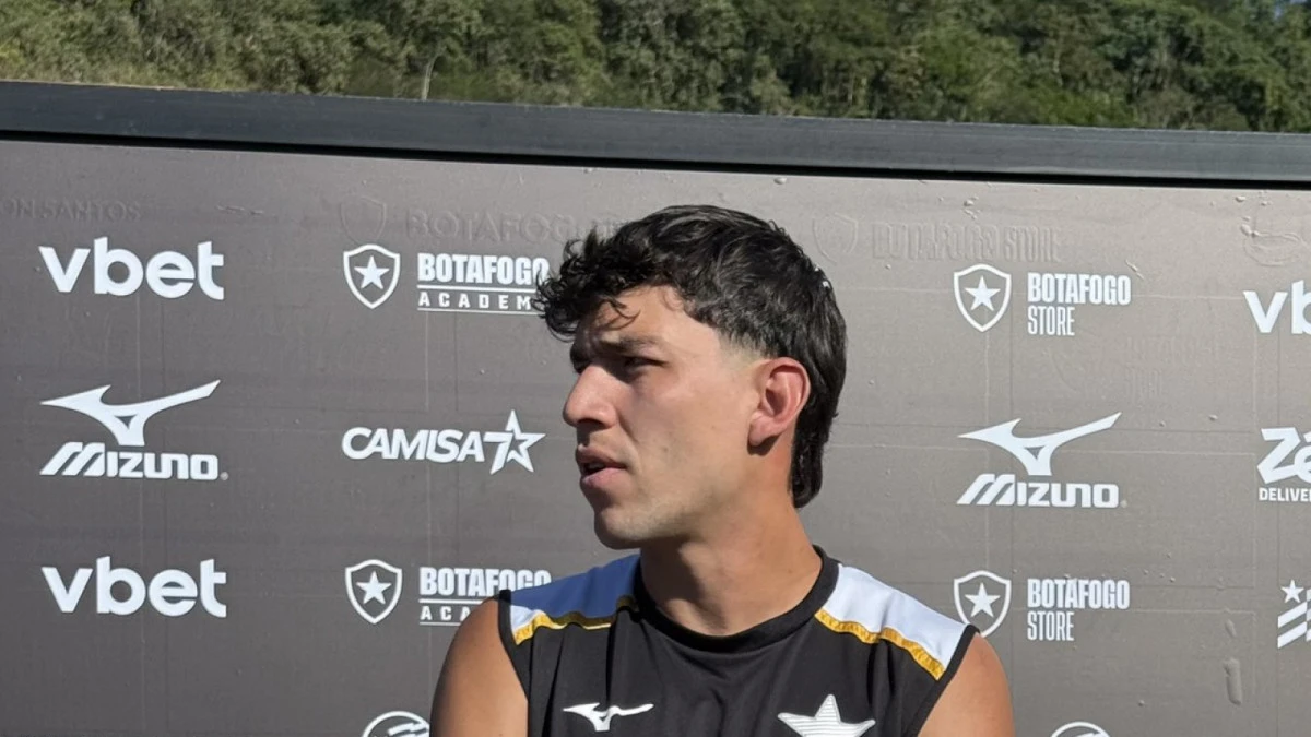 Ferraresi comemorando em campo com a camisa do Botafogo durante treino no Nilton Santos