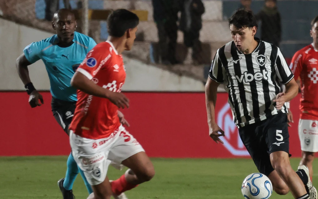 Ferraresi, lateral do Botafogo, disputando a bola em jogo contra o Cienciano