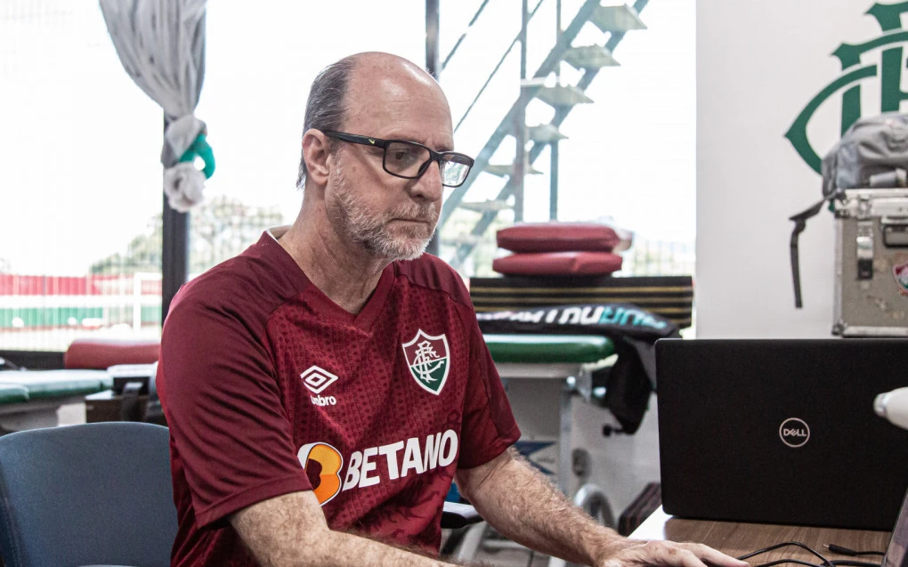 Nilton Petrone, fisioterapeuta do Fluminense, no campo com roupa do clube