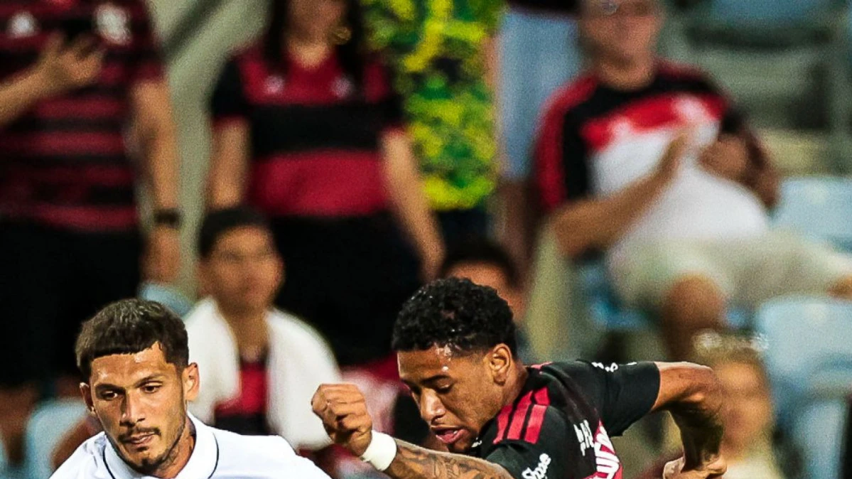 Rayan Lucas com a bola vestindo o uniforme do Flamengo em amistoso