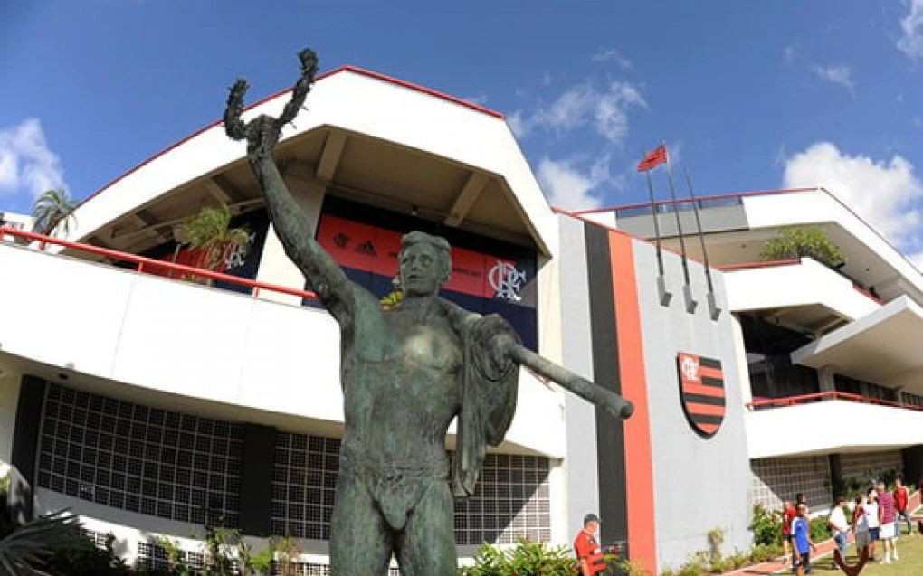 Fachada da sede do Flamengo na Gávea com entrada principal