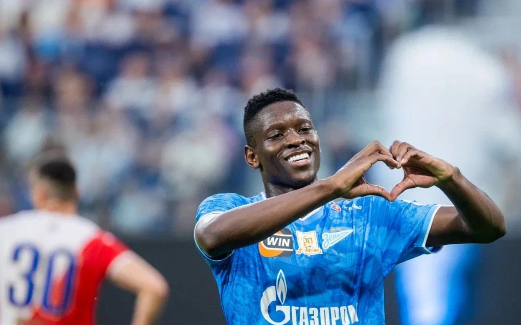 Luiz Henrique com a bola pelo Zenit, em ação durante partida