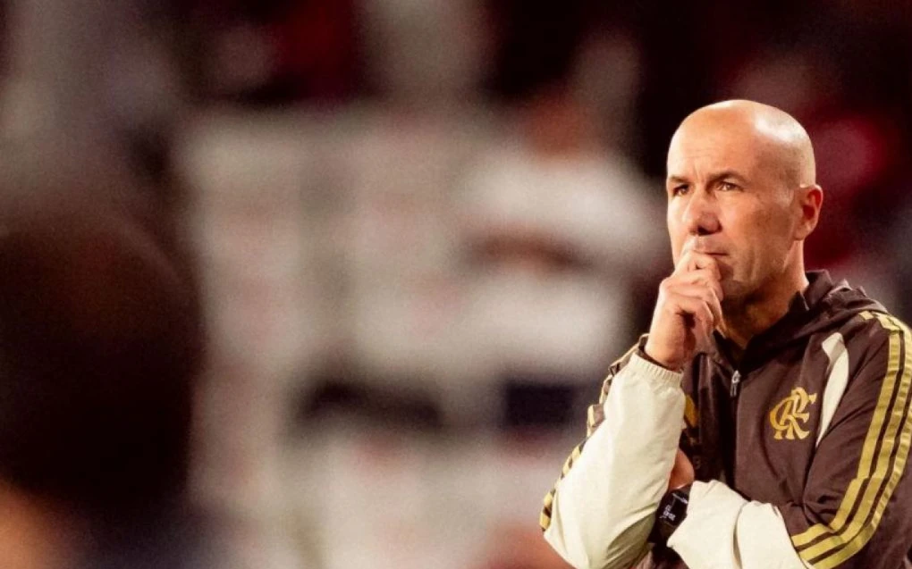 Leonardo Jardim no banco de reservas em jogo do Flamengo
