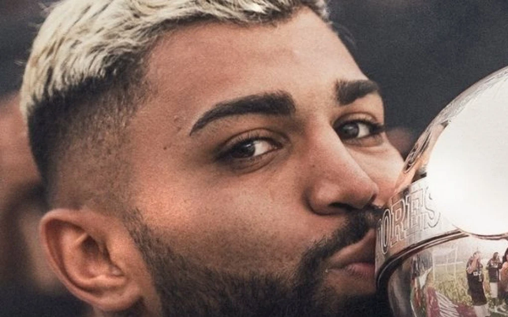 Gabriel Barbosa comemorando e recebendo felicitações do Flamengo nas redes sociais