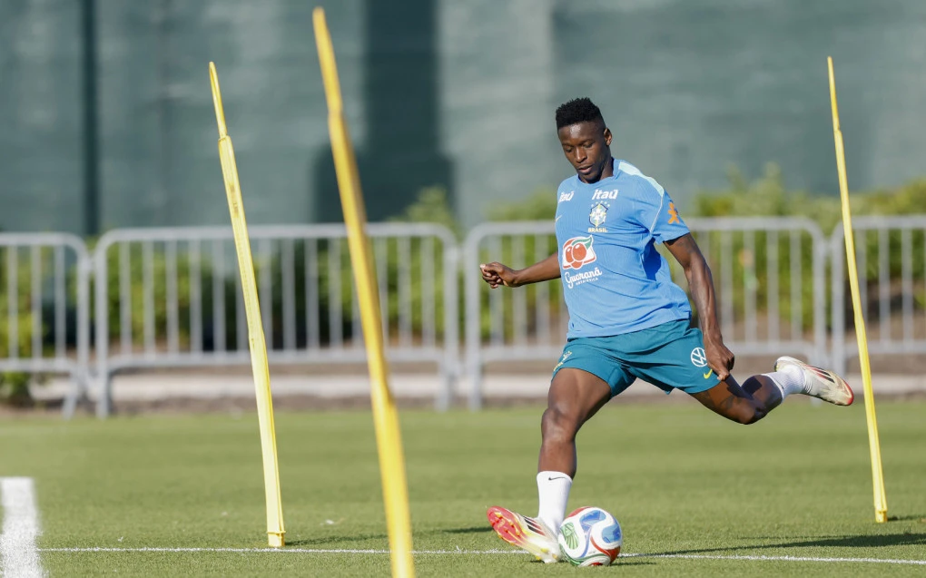 Luiz Henrique em treino da seleção brasileira vestindo roupa de treino