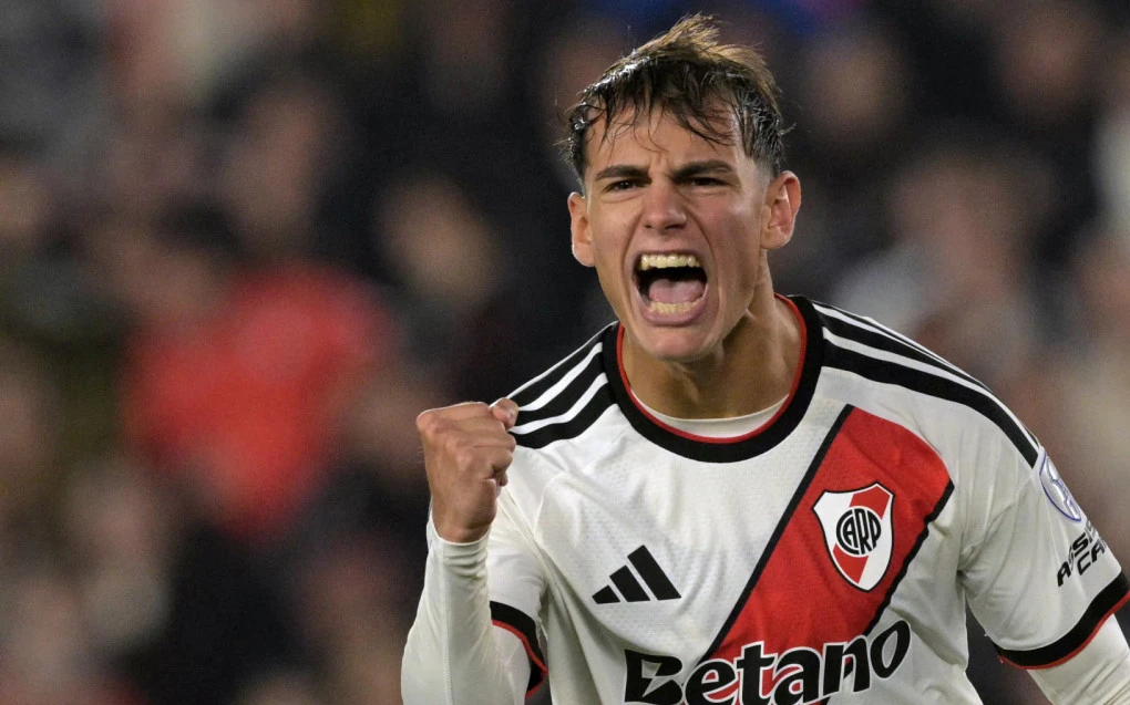 Joaquín Freitas correndo com a bola com a camisa do River Plate