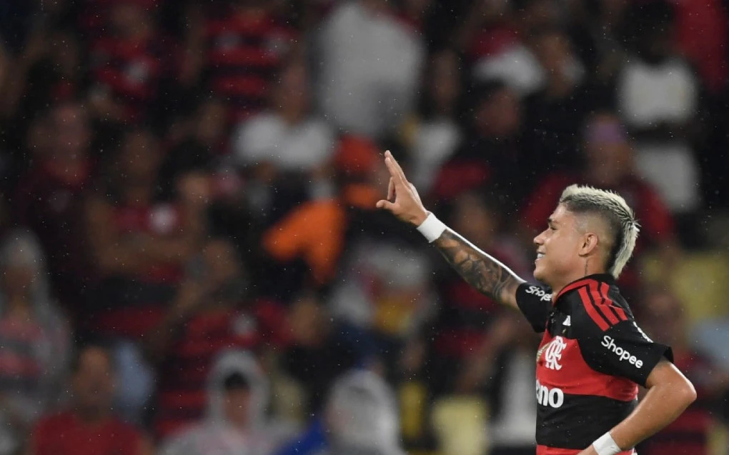 Luiz Araújo em ação com a camisa do Flamengo no Maracanã