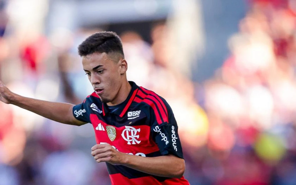 Johnny Goés em ação na intertemporada contra o Benfica, com a camisa do Flamengo