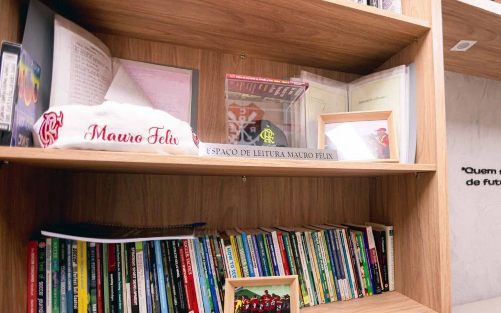 Interior do Espaço de Leitura Mauro Félix no Ninho do Urubu com prateleiras e mesas