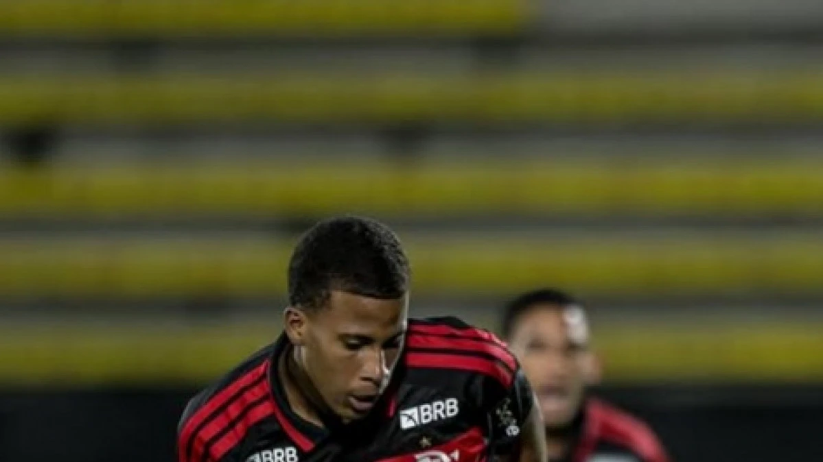 Alan Santos em ação pelo Flamengo na Libertadores Sub-20, com bola dominada