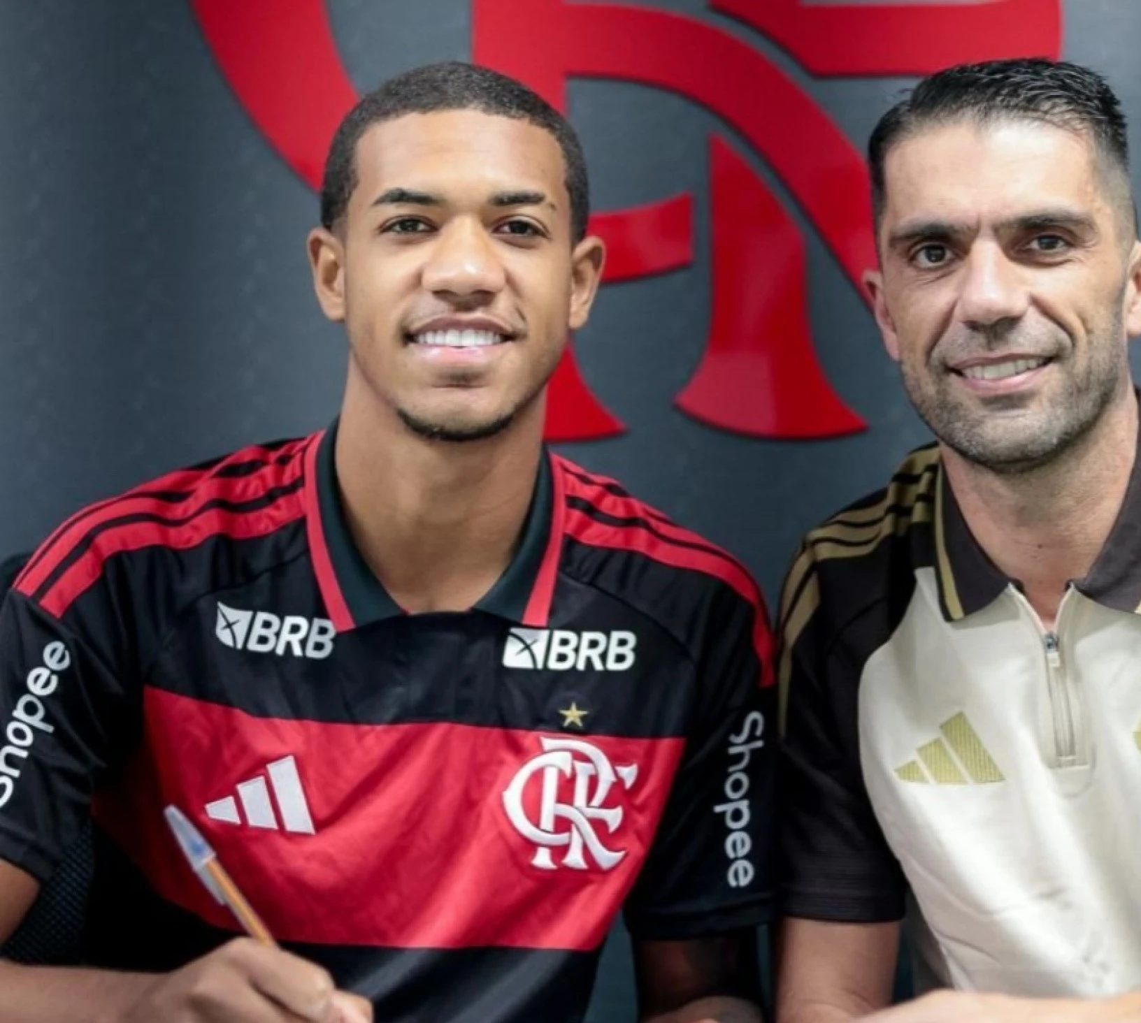 Aiyran posando com a camisa do Flamengo após assinatura do contrato
