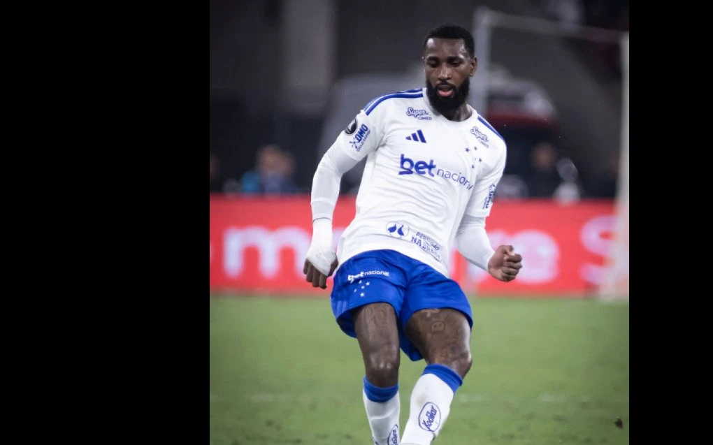 Gerson (meia do Cruzeiro) disputando bola contra jogador do Flamengo no Maracanã