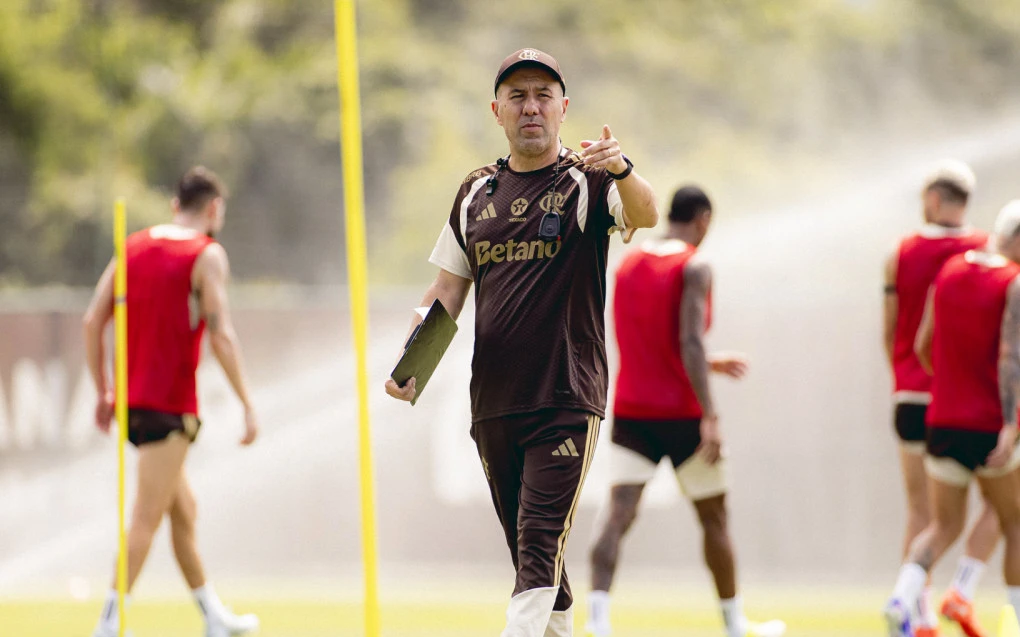 Leonardo Jardim orientando treino do Flamengo no Ninho do Urubu
