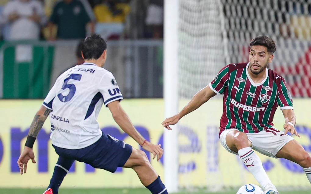 Nonato em ação durante treino do Fluminense no CT, com bola e companheiros ao fundo