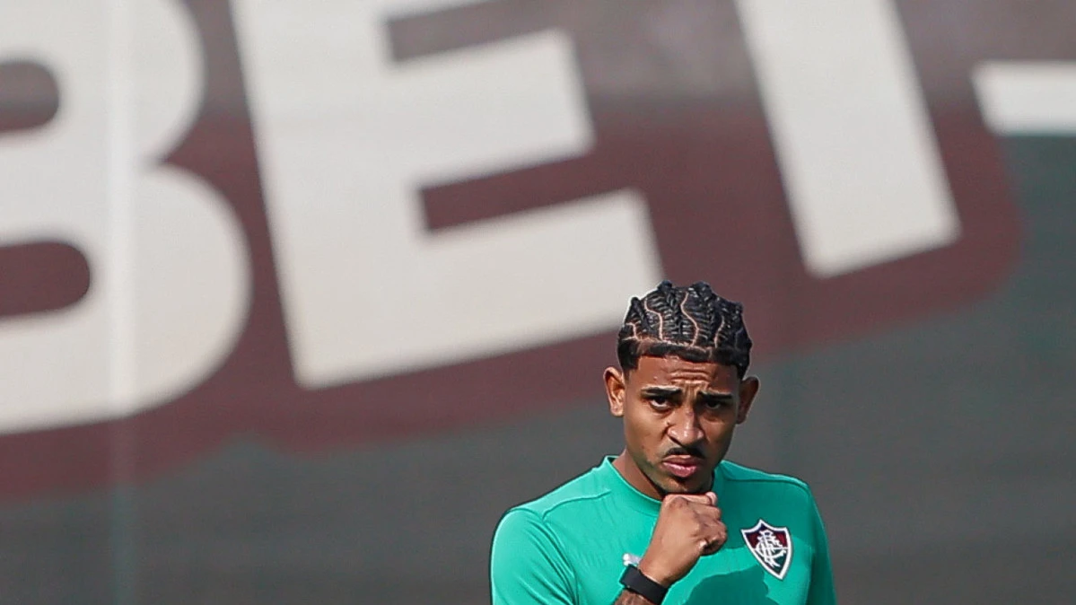 John Kennedy em treino com a camisa do Fluminense