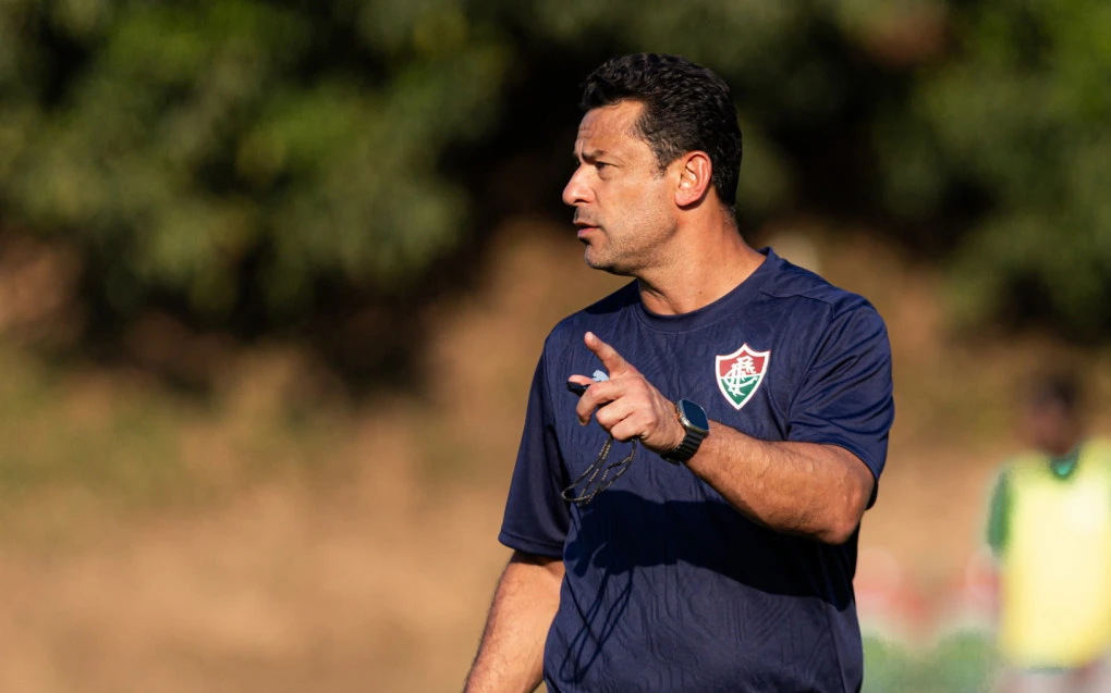 Fred em ação no banco de reservas, com uniforme de treinador do Fluminense