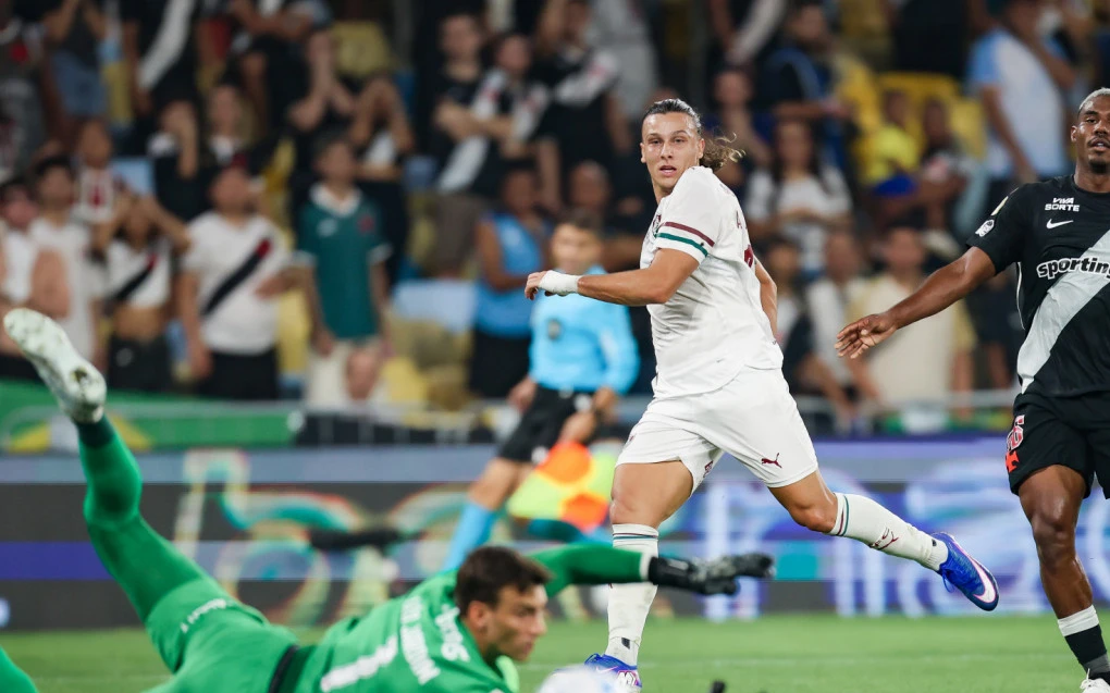 Jogadores do Fluminense atacando sem efetividade em lance contra o Vasco