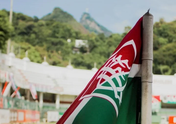 Fachada do Estádio das Laranjeiras, sede social do Fluminense, sob céu nublado