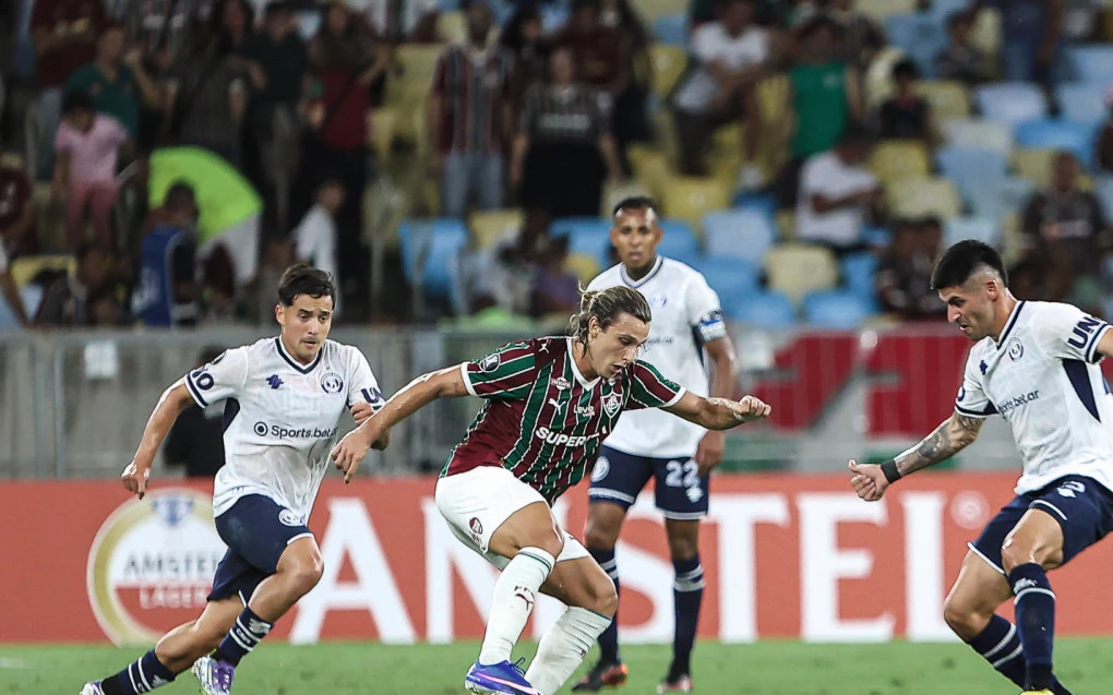 Canobbio correndo com a bola em ação pelo Fluminense no Maracanã
