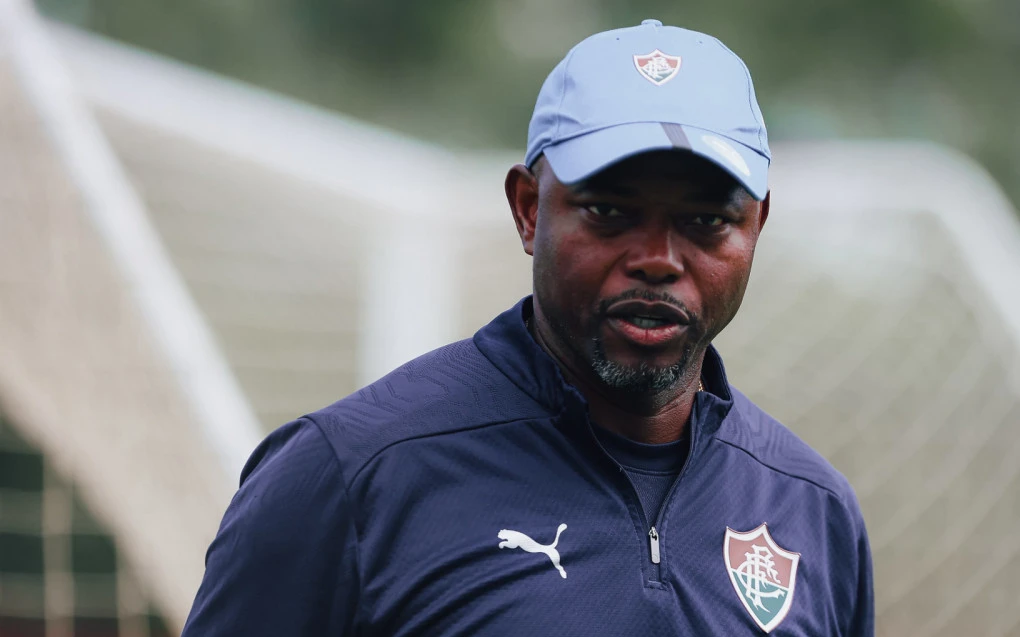 Marcão orientando jogadores à beira do campo durante treino do Fluminense