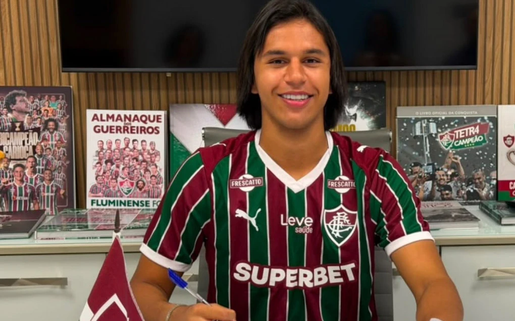 Arthur Ryan com uniforme do Fluminense em foto de arquivo