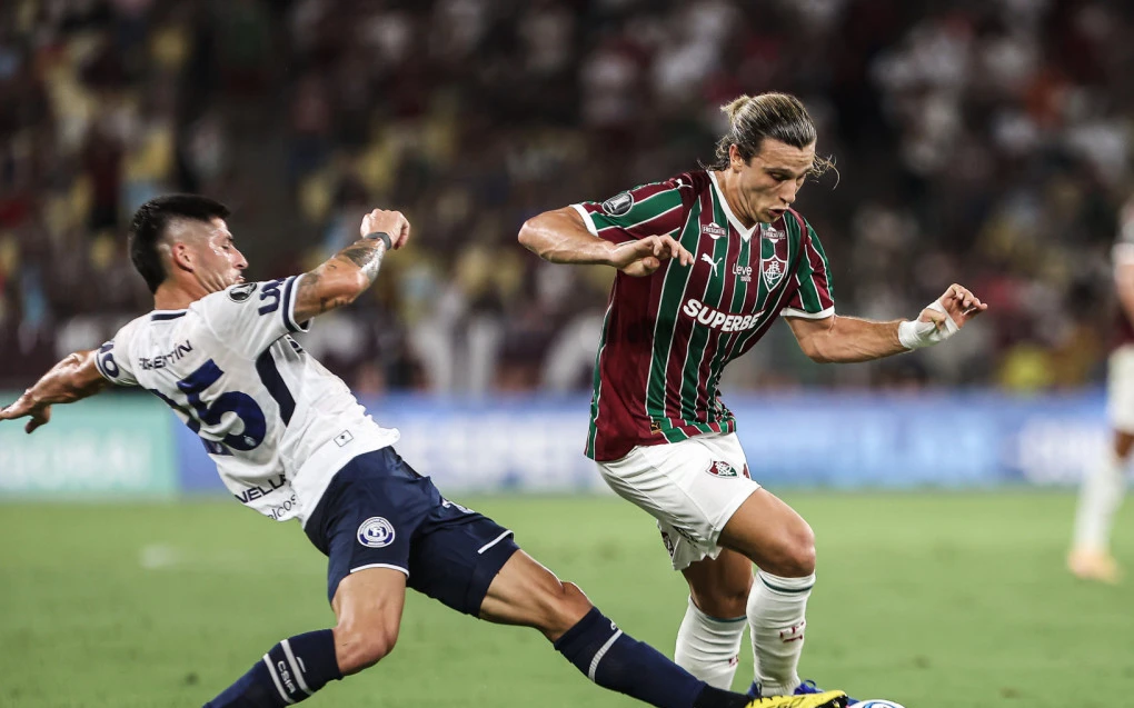 Jogadores do Fluminense e do Independiente Rivadavia em campo no Maracanã durante a fase de grupos