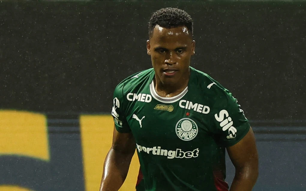 Jhon Arias celebrando com a camisa do Palmeiras