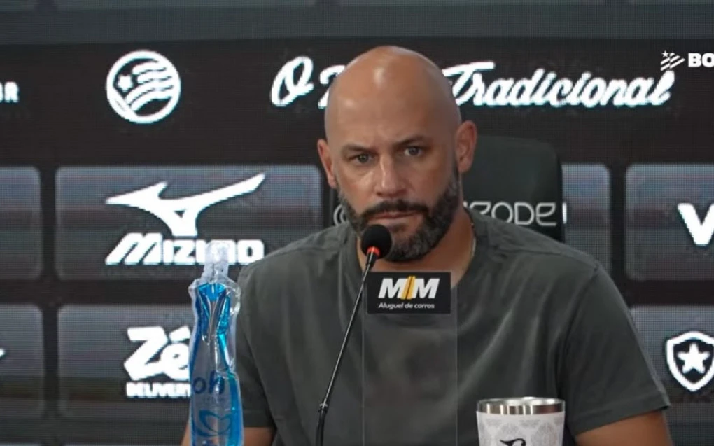 Franclim Carvalho falando em coletiva do Botafogo, com microfones à frente