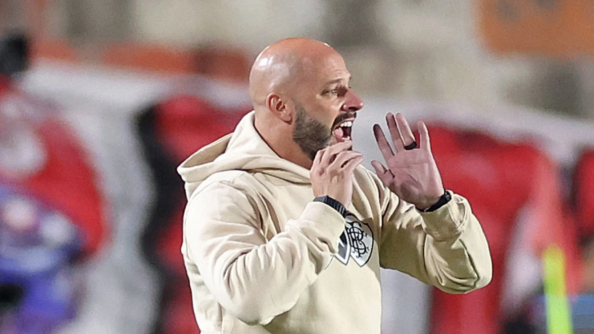 Franclim Carvalho à beira do campo durante jogo entre Cienciano e Botafogo